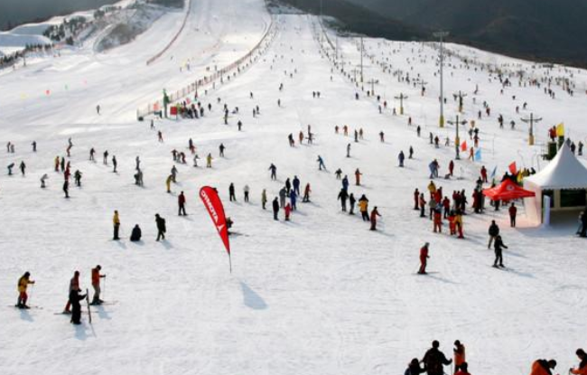 滑雪场建设时里面的雪怎么出来？